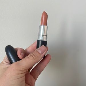 MAC satin lipstick in peachstock
